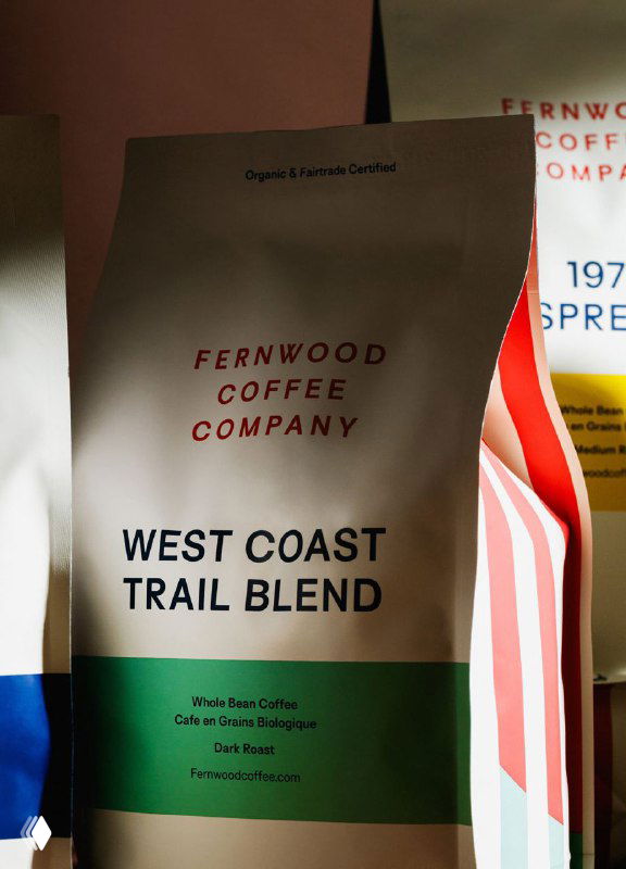 Крупный план пакета Fernwood "West Coast Trail Blend": чистая лицеевая этикетка с названием и широкая цветная полоса внизу.