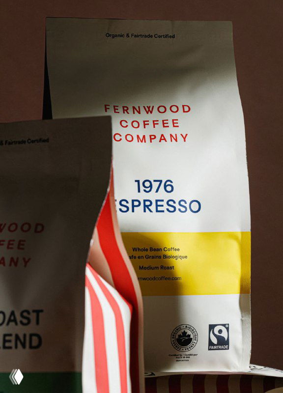 Пакет Fernwood с пометкой "1976 Espresso": минималистичная лицеевая часть и яркий желтый блок, тёмный фон подчёркивает контраст.