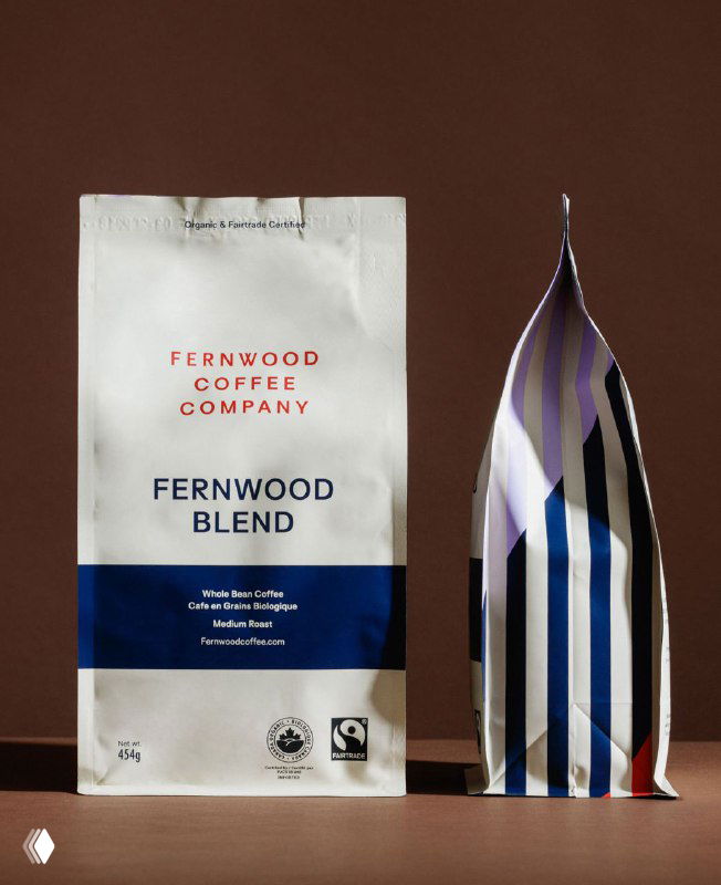 Пакет Fernwood Blend с тёмно-синей полосой и фирменной печатью; рядом видна боковая панель с диагональными полосами в контрастных цветах.