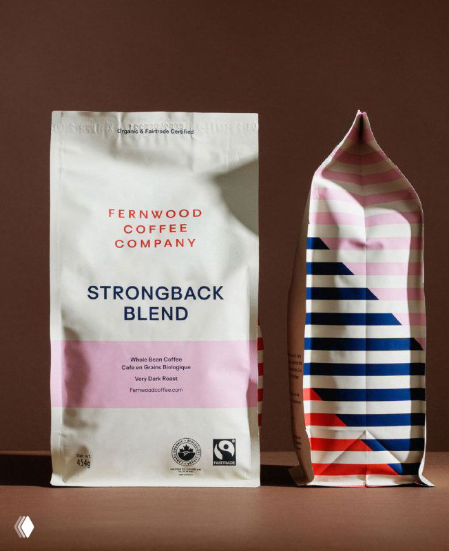 Пакет Strongback Blend на коричневом фоне: лицевой минимализм и боковая панель с сине-розовыми горизонтальными полосами и смягченными оттенками.