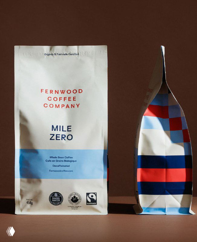 Пакет Mile Zero с бирюзовой полосой и яркой боковой графикой в красно-синих тонах; композиция подчёркивает фирменный брендовый стиль Fernwood.