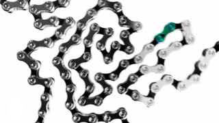 Макрокадр велосипедной цепи на белом фоне; видно звенья и один отмеченный зелёный элемент — эстетический фрагмент для референса анимации.