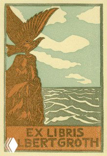 Цветной экслибрис с силуэтом птицы над скалой и морским фоном, декоративный книжный знак в пастельной палитре конца XIX—начала XX века.