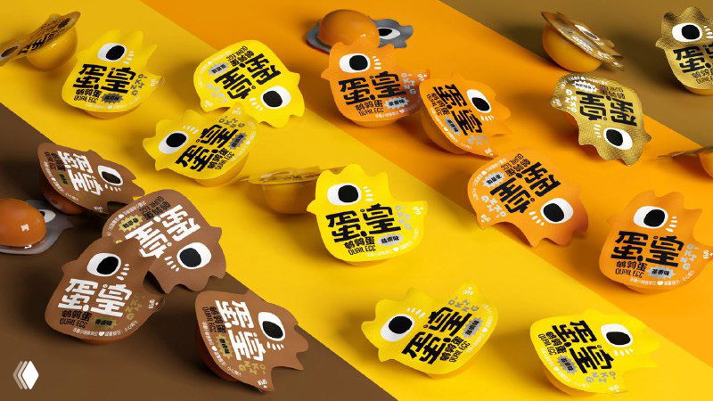 Много мелких упаковок, разложенных по поверхности: видна форма пакета и броская жёлтая графика, работа с масштабом и визуальным ритмом.