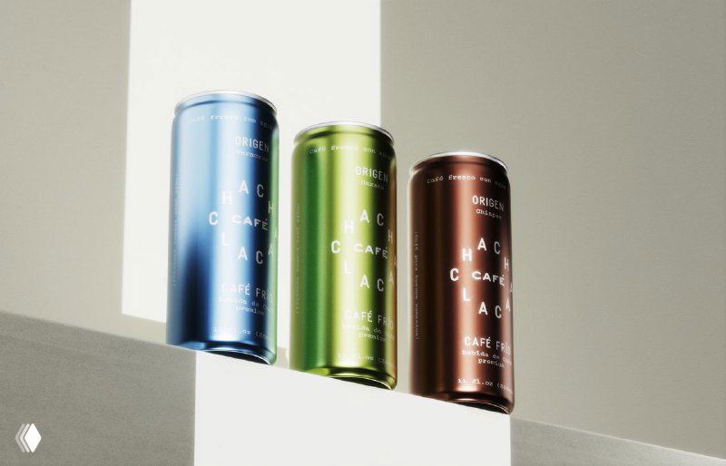 Три металлические банки кофе Chachalaca в синем, зелёном и коричневом оттенках с утилитарной типографикой и мягкой студийной подсветкой