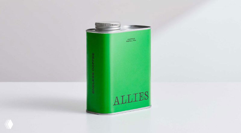 Зелёная прямоугольная металлическая банка с брендингом ALLIES на светлом фоне — снимок демонстрирует форму и шрифтовую антикву на упаковке