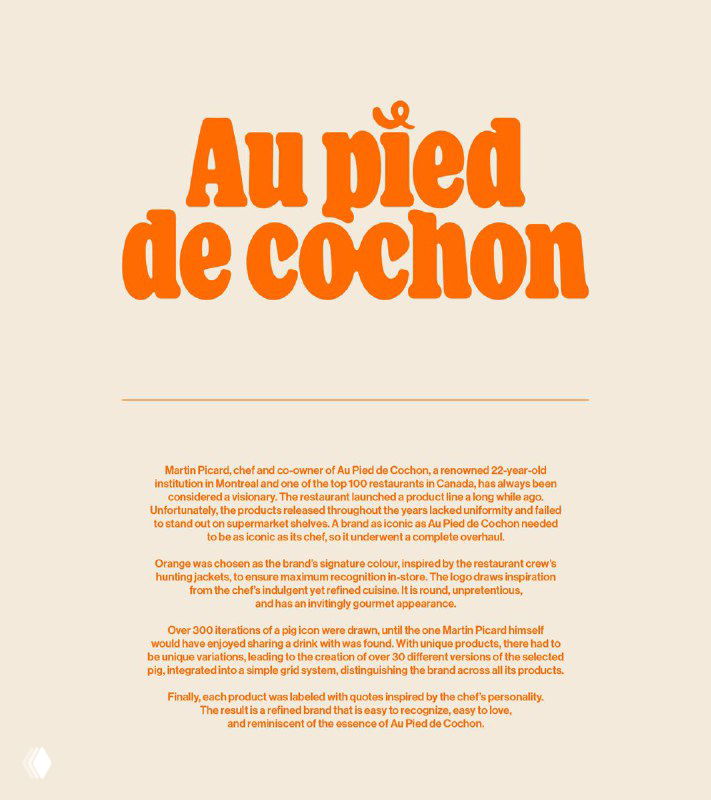 Макет обложки линейки продуктов Au Pied de Cochon на бежевом фоне: крупный ретро‑логотип оранжевого цвета и блок мелкого текста внизу.
