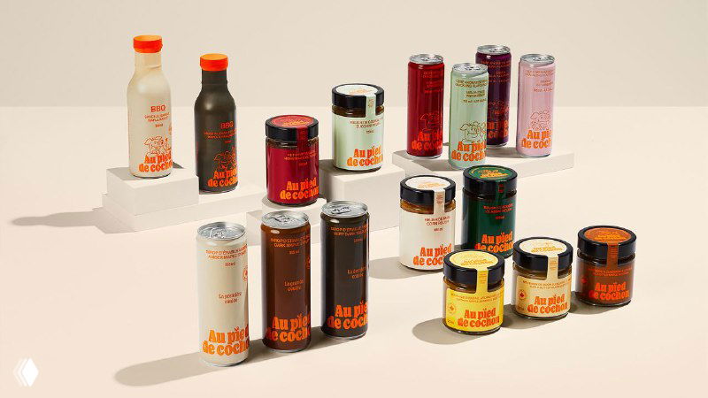 Коллаж из готовых упаковок и банок разных форм и размеров, расставленных на светлом фоне; видна общая стилистика и цветовой ритм линейки.