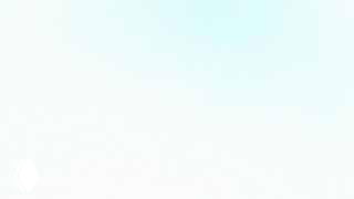 Кадр-постер анимационной короткометражки: пастельный космический фон, цветные размытия и мягкая световая гамма, передающие атмосферу сна ребёнка.