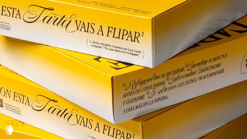 Детальный кадр угла коробки с декоративной надписью и тонкой типографской обработкой полей, демонстрирующий качество печати и стилистическое решение.