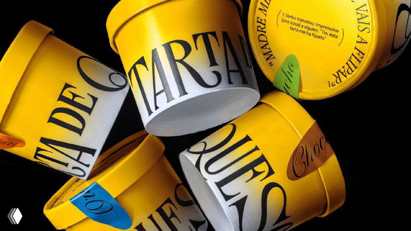 Конусообразные и круглые баночки Tarta De Queso с крупным вертикальным леттерингом на боковой поверхности и яркими цветными акцентами‑лейблами.