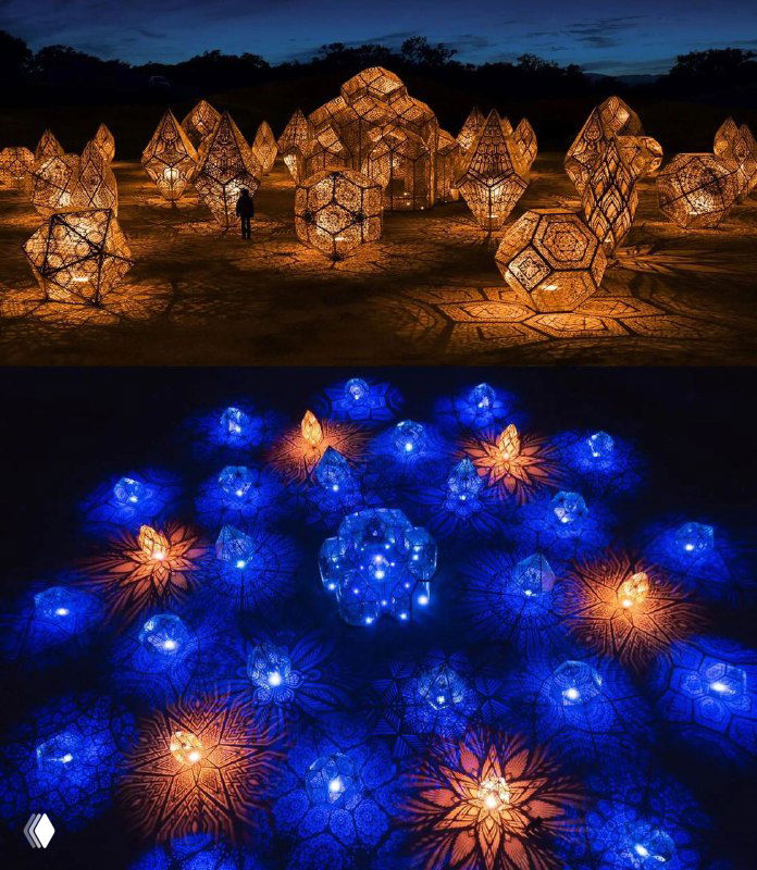 Инсталляция Sensorio (Hybycozo): 44 ночных геометрических фигуры с узорными вырезами, через которые пробивается калейдоскоп света.