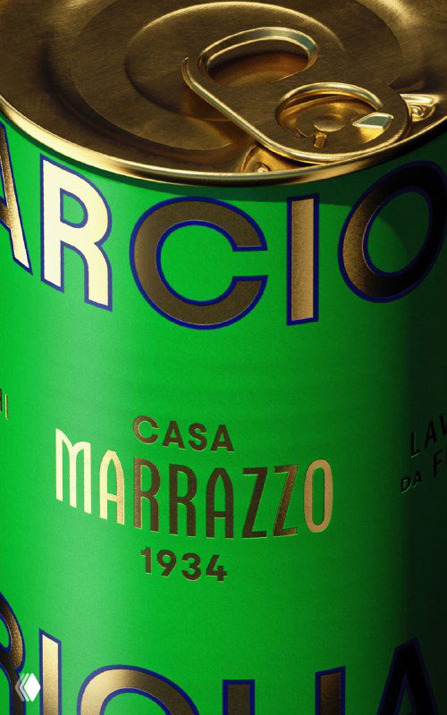Макро-кадр зелёной банки Casa Marrazzo с видимой крышкой и частью золотой типографики; текстура металла и лака на этикетке подчёркивает качество исполнения упаковки.