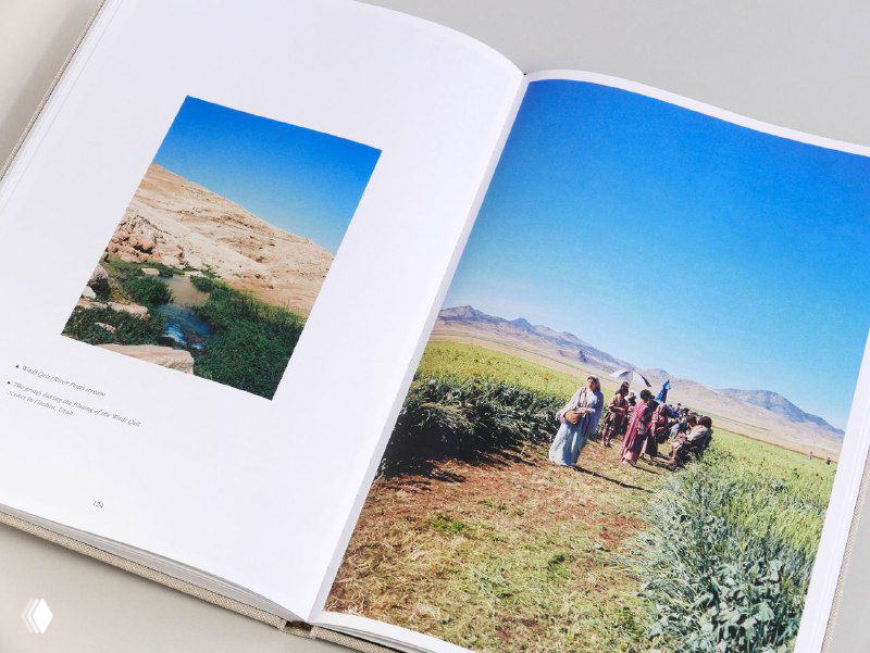 Страничный разворот с небольшими фотографиями пейзажей и людьми в поле, аккуратная верстка с большим полем вокруг снимков.