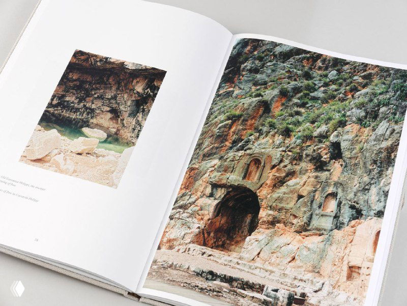 Разворот с фотографиями археологических объектов и природных образований, крупные кадры занимают центральное место на страницах.