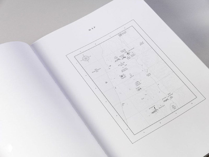 Страница с чёрно-белым или простым графическим планом/схемой, видна техническая вставка внутри фотокниги.