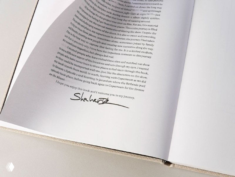 Подпись автора на одной из последних страниц фотокниги, видна рукописная подпись и финальные слова в издании.