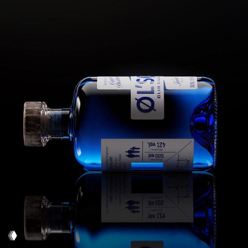 Синяя бутылка Ol’son, положенная на бок на чёрной отражающей поверхности; видна прямоугольная утилитарная этикетка и игра света в отражении.