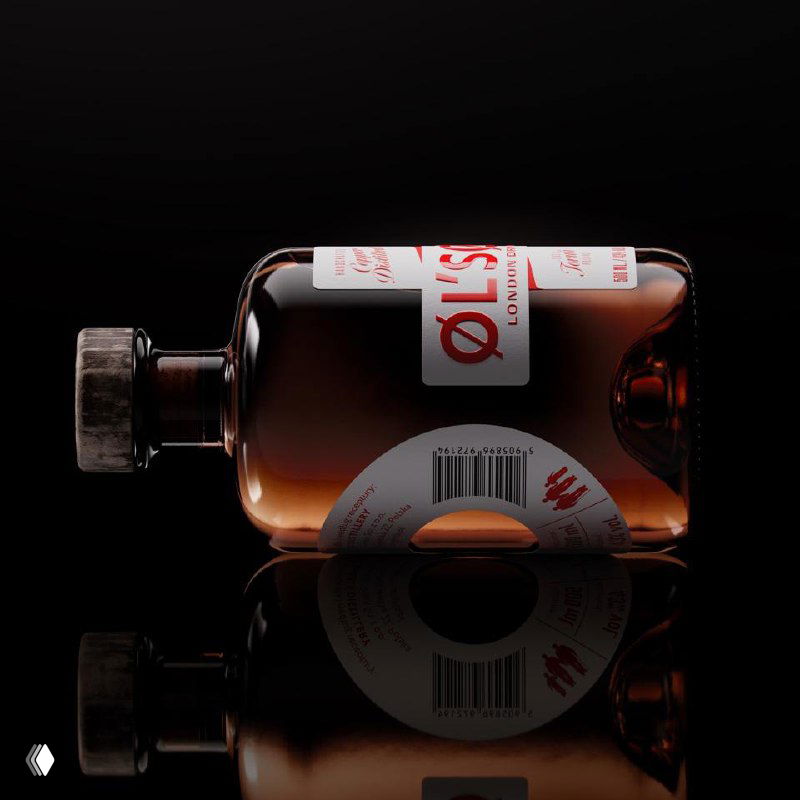 Крупный план коричневой бутылки Ol’son с круглой этикеткой и штрих-кодом; фото подчёркивает геометрию форм этикеток и матовое стекло.