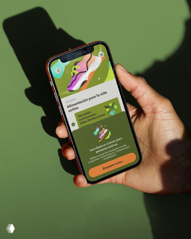 Кадр руки, держащей смартфон с интерфейсом Viva: экран с планом дня и карточками, реальная презентация приложения и акцент на удобстве интерфейса и иллюстрациях.