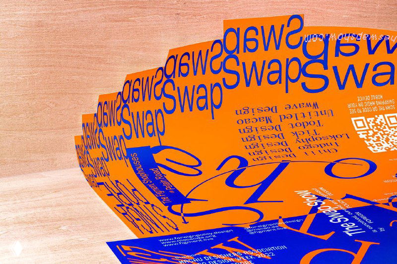 Разложенные листовки и постеры The Swap Show в оранжево-синей гамме, видна многослойная наложенная типографика и игра с масштабом букв.
