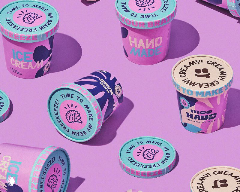 Крышки и банки Moohaus, расставленные на однотонной поверхности: яркие пастельные цвета и ретро‑иллюстрации с акцентом на логотипе.