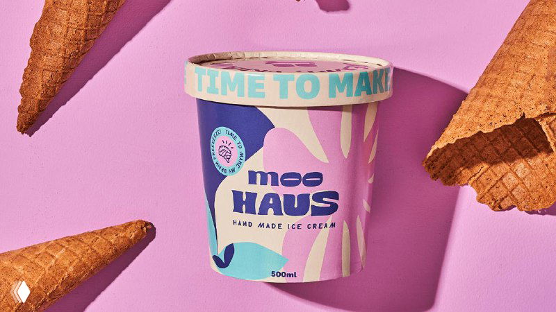 Одиночная банка Moohaus на розовом фоне, кадр подчёркивает форму стакана, плавные шейпы в дизайне и сочетание пастельных оттенков.