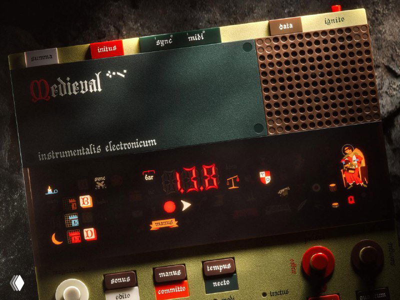 Крупный план передней панели EP—1320 medieval: дисплей, световые индикаторы, кнопки и готическая декорация в винтажных цветах.