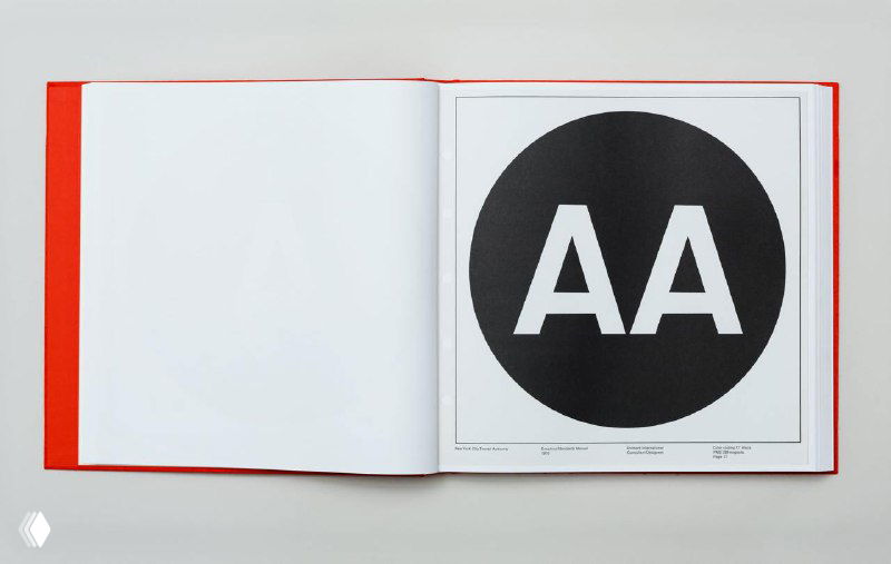 Разворот книги: белая страница слева и страница с крупным чёрным кругом и буквами AA — пример типографических символов из гайдлайна.