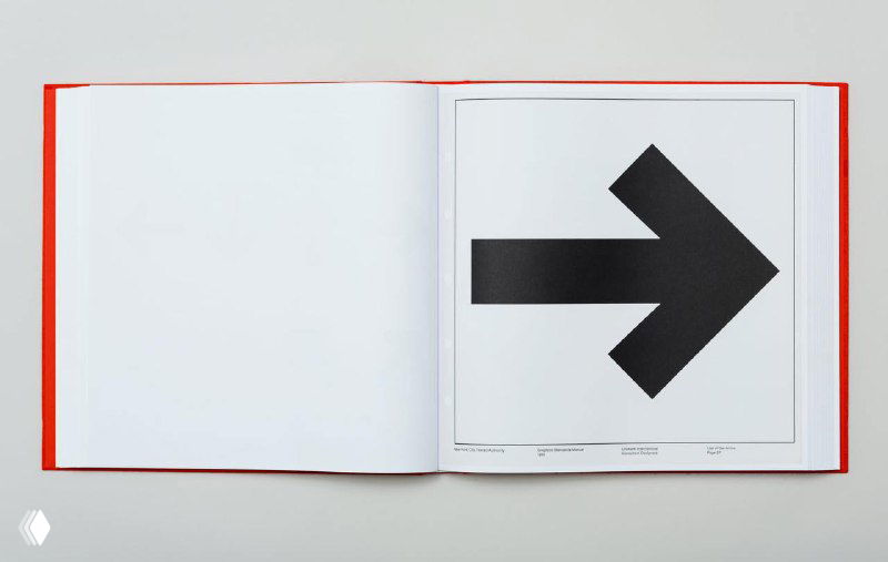 Разворот с большим чёрным указателем-стрелкой на белом фоне — визуальный элемент навигации из стандартов Нью-Йоркского транспорта.