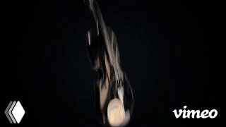 Крупный план фрагмента инструмента в процессе взрыва: металлические детали и обломки на тёмном фоне, кинематографичный 3D‑рендер проекта Apashe.