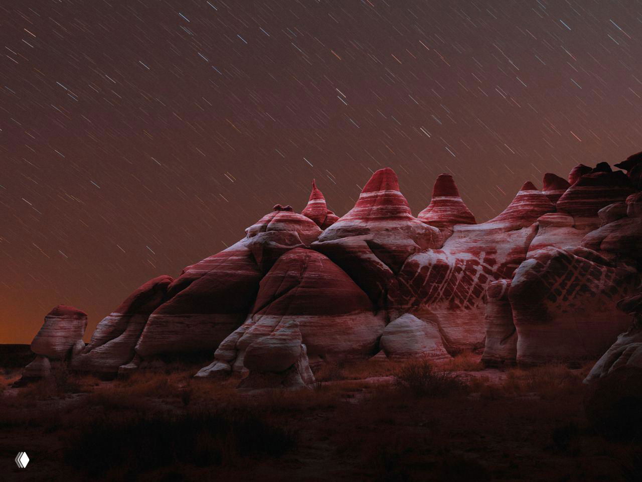 Ночная фотография скал и звёздного неба из серии «Lux Noctis II» Рубена Ву: подсветка дрона, длинная выдержка и цветовые отливы на породах.