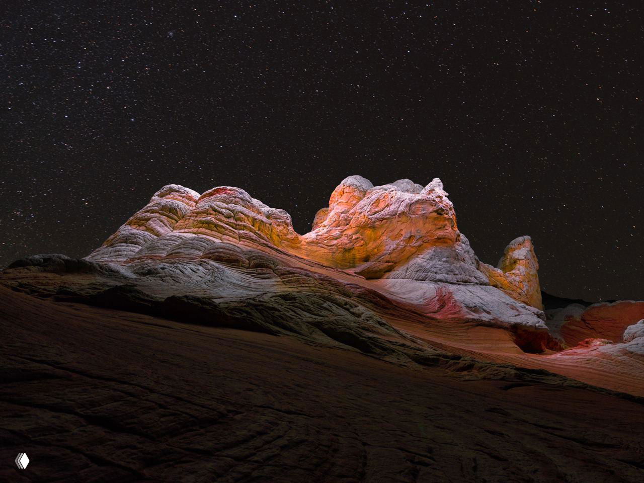 Широкий кадр волнообразных бело-красных скал ночью; обработка в Lightroom и Photoshop видна в контрасте света и цвета.