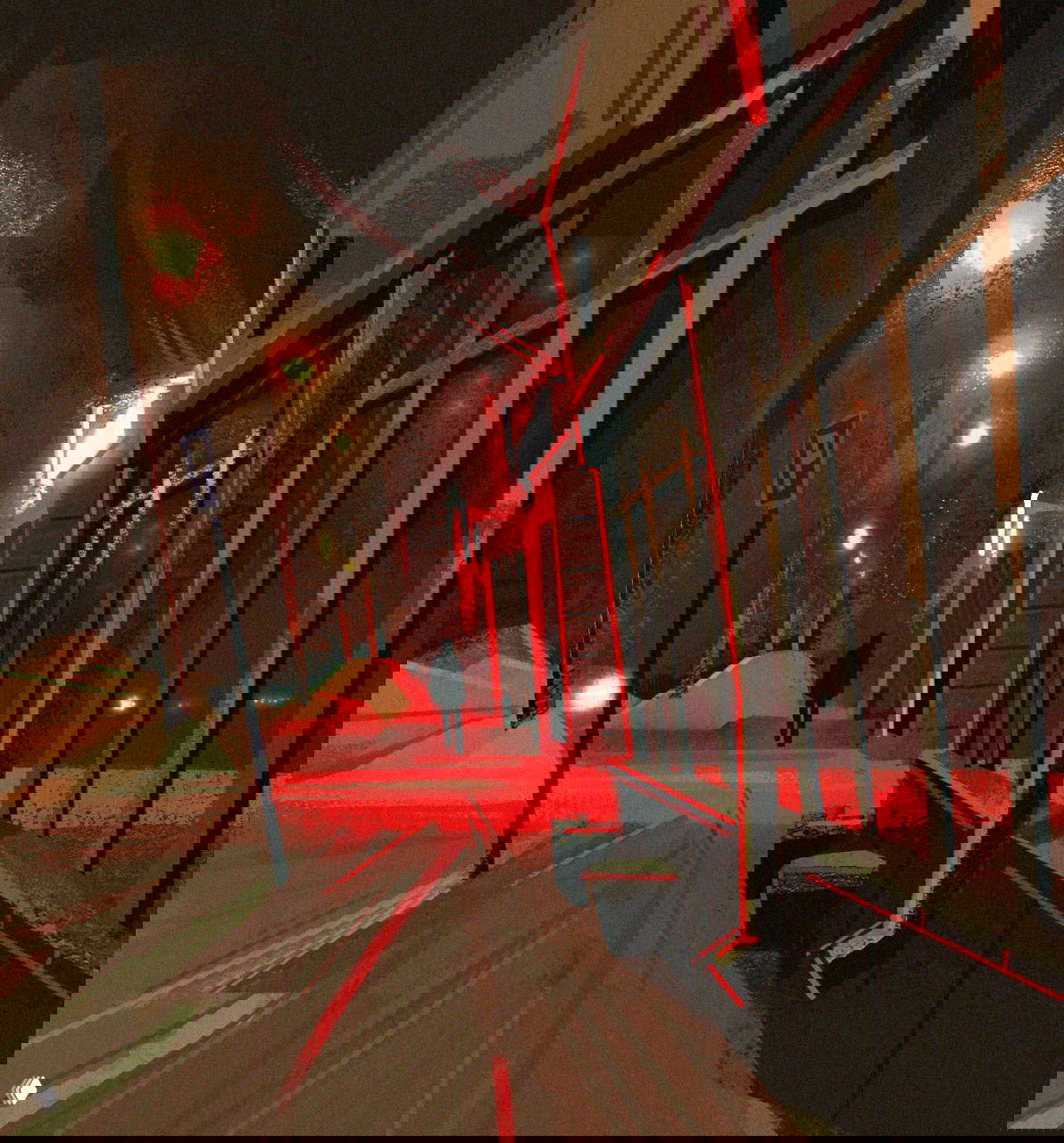 Городская ночная улица с красными неоновыми огнями, одинокая фигура и заснеженные тротуары — кинематографичная и атмосферная иллюстрация улицы.