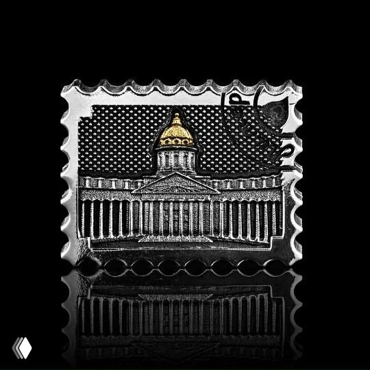 Крупный план серебряной подвески в форме почтовой марки с изображением классического храма, чёрный фон, отражение, показано крупным планом.