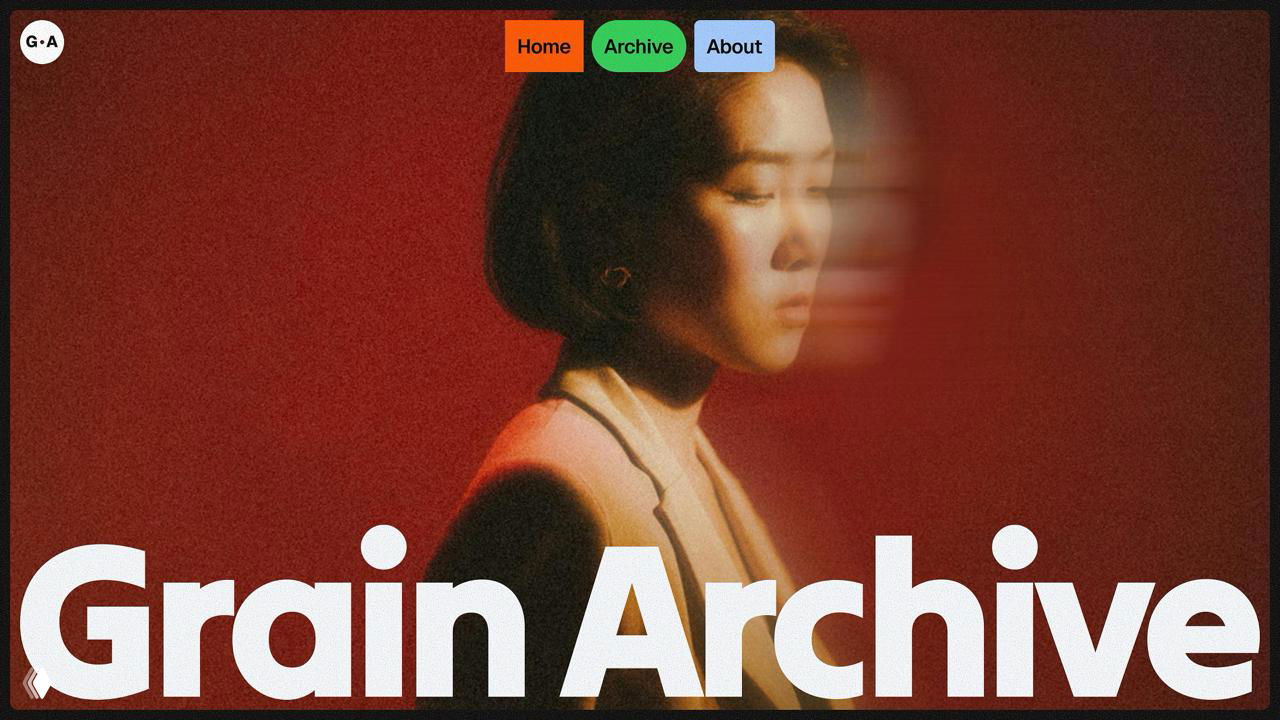 Шаблон портфолио с крупным фоновым изображением и заголовком Grain Archive, зернистая фотостилизация и навигация сверху для авторских сайтов.