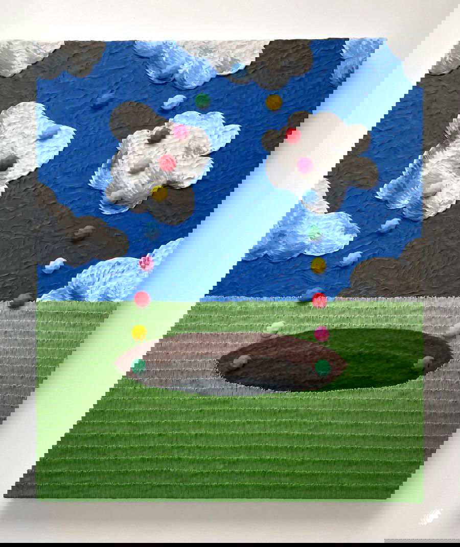 Пластилиновая картина Эвана Хадсона: глубокое синее небо с мягкими белыми облаками, зелёное поле, фактурная лепка и цветные шарики на холсте.
