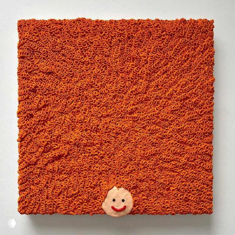 Квадратное полотно с плотной пластилиновой текстурой: насыщенно-красная поверхность, диагональные блики и крошечные карикатурные лица вдоль края.