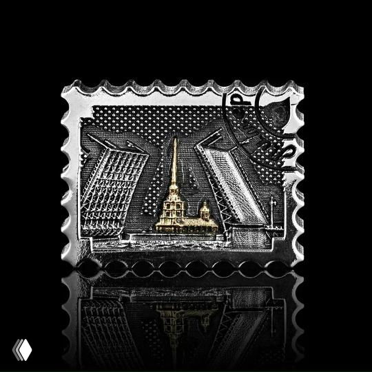 Серебряная подвеска-почтовая марка с изображением разводного моста и собора, золотые акценты и тёмная патина, чёрный отражающий фон, показано крупным планом.