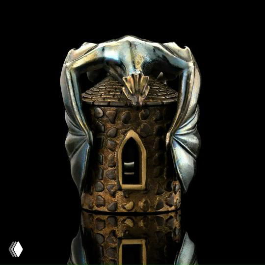 Детализированная бронзово-серебряная бусина в форме башни с окошками и орнаментом, тёмная патина и отражение на чёрном фоне, показано крупным планом.