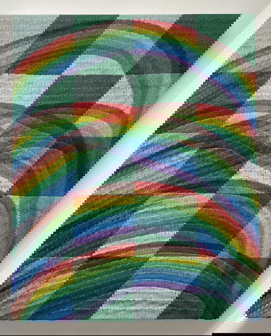 Размыто-фрагментированное пластилиновое изображение с зелёными и пастельными тонами, диагональная светлая полоса и выраженная лепная текстура.