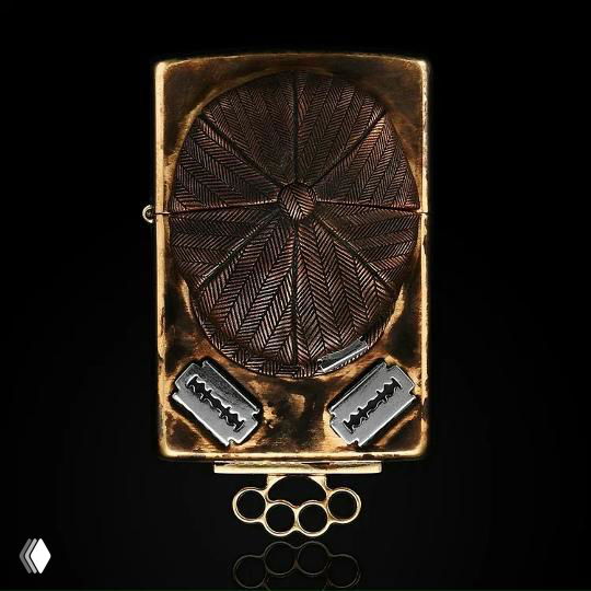 Крупный план металлической прямоугольной детали с текстурой и вставками для лезвий, бронзово-серебряная фактура, чёрный отражающий фон, показано крупным планом.