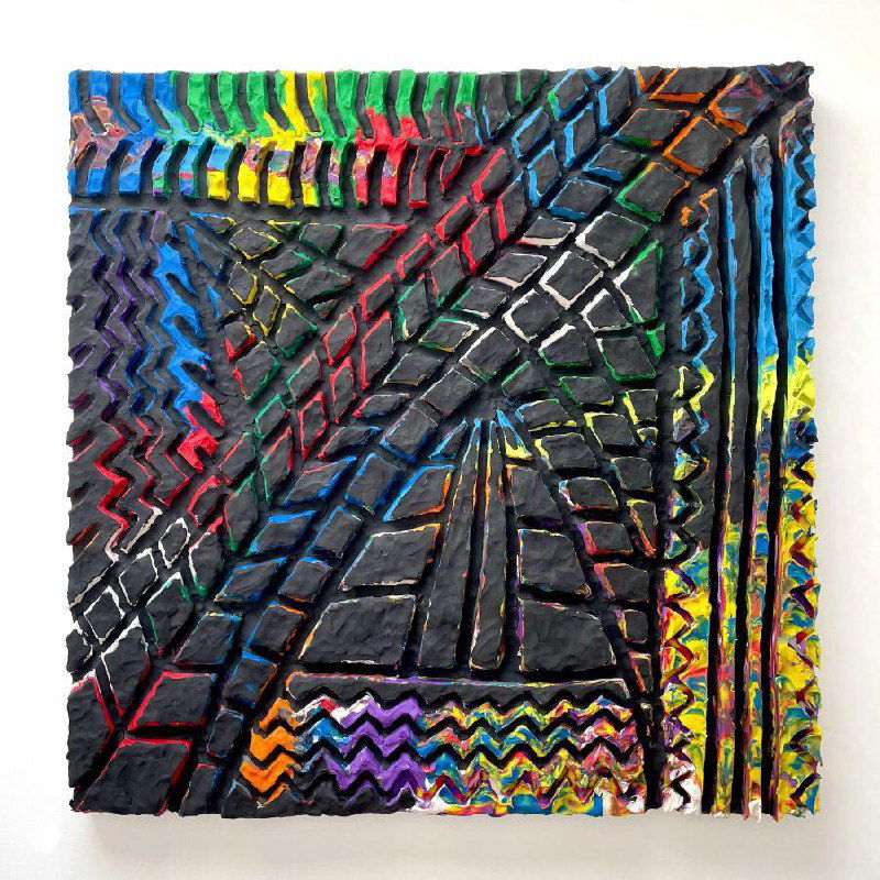 Полотно с множественными радужными дугами, выполненное пластилином: повторяющиеся цветные полосы, ритмическая фактура и художественная орнаментация.