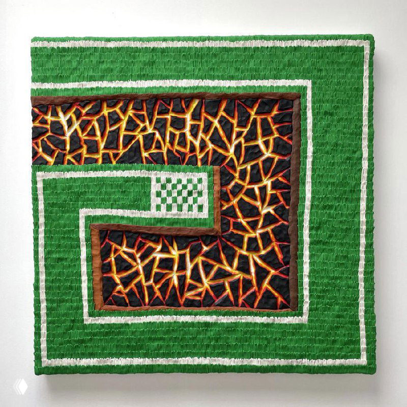 Геометрическое пластилиновое полотно в чёрно-серой гамме: плотная фактура, диагональные элементы и разноцветные вкрапления на поверхности.