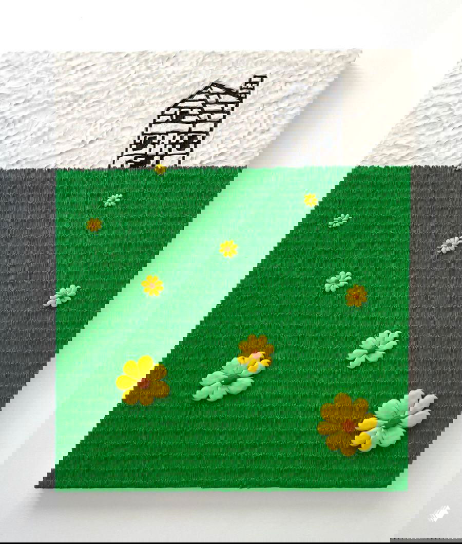 Пластилиновая композиция: зелёное поле с маленьким домиком на горизонте и объёмными жёлтыми цветами, видна ручная лепка и текстурные мазки.