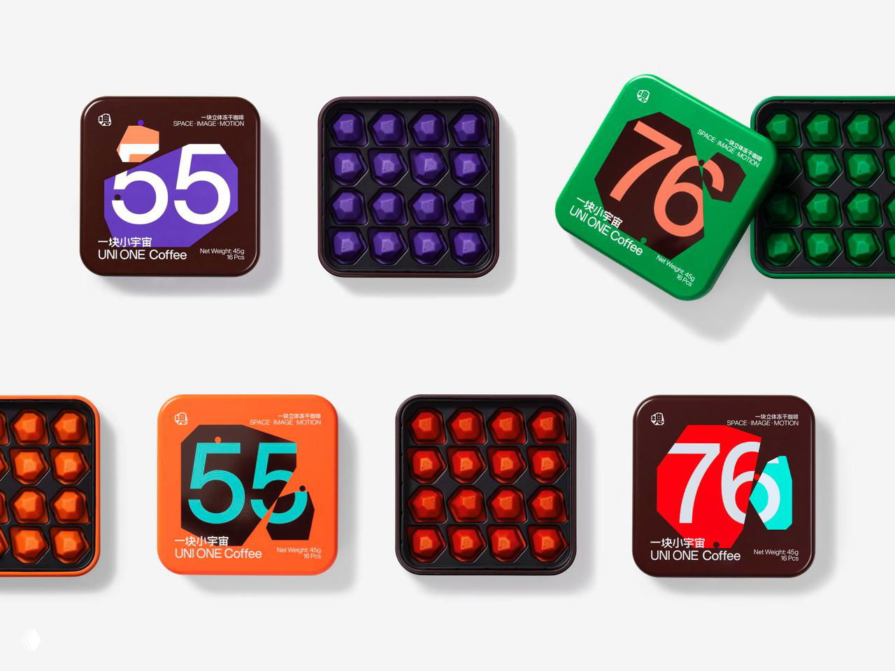 Разноцветные квадратные коробочки Uni One с номерами вкусов и соответствующими по цвету капсулами в форме бриллианта, аккуратно уложенные
