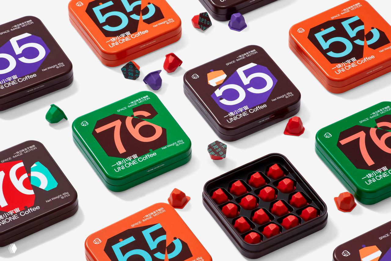 Несколько коробок Uni One разных цветов и рассыпанные рядом капсулы; композиция подчёркивает вариативность цветовых гамм и узор при выкладке