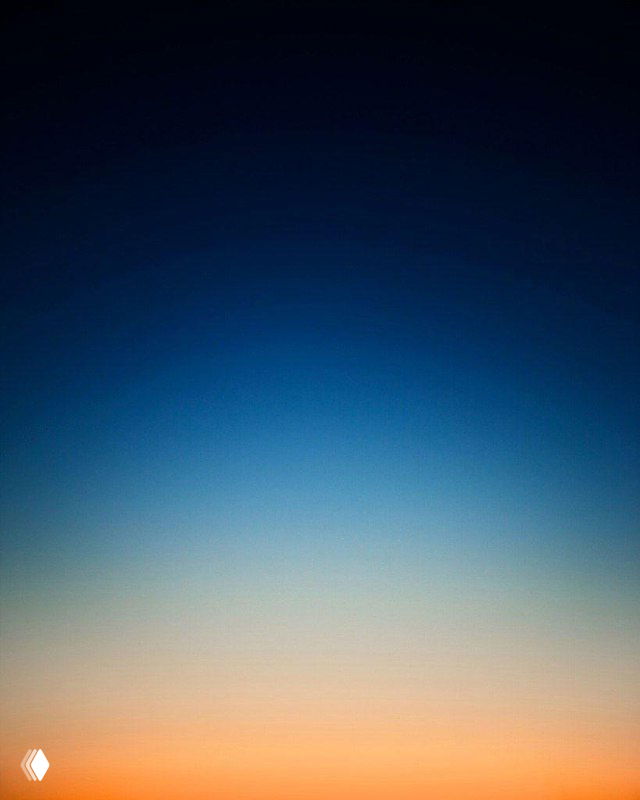 Кадр с глубоким ночным градиентом: практически чёрное небо вверху и холодный сине‑голубой тон внизу; минимализм в работах Эрика Кахана.