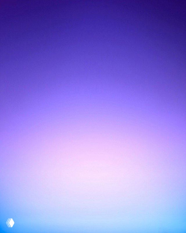 Чистый дневной градиент: лазурный голубой плавно светлеет к нижней части кадра; лаконичная фотография неба в стиле Эрика Кахана.