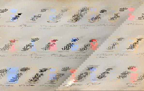 Лист с наборами монограмм знати XIX века: аккуратно расположенные эмблемы и буквы в синих, красных и чёрных вариантах.